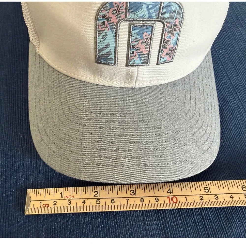 Travis Mathew Trucker Hat L-XL White Gray Summer Floral Logo Flexfit Golf Cap